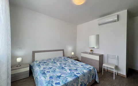 Villa Marzia: Cama, Diseño De Interiores, Habitación, Mueble, Suelo, Piso, Lecho, Sábana, Techo, Madera