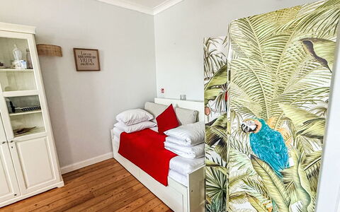 The Historic Sea Suite: Diseño De Interiores, Mueble, Habitación, Pared, Piso, Suelo, Madera, Sábana, Linos, Cama