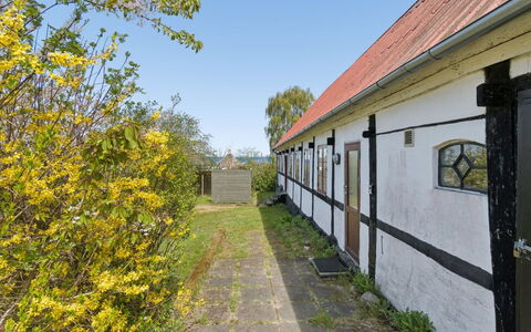 Espen - 300M from the Sea: Hierba, Pradera, El Terreno Del Lote, Cabaña, Área Rural, Prado, Edificios Del Jardín, Jardín, Cobertizo