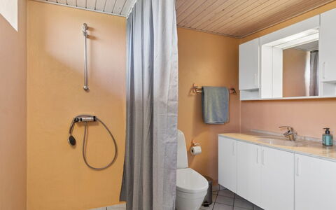 Espen - 300M from the Sea: Arreglo De Tubería, Piso, Suelo, Madera, Lavabo, Diseño De Interiores, Lavabo Del Baño, Baño, Plomería, Grifo