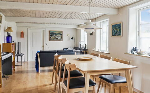 Espen - 300M from the Sea: Mueble, Piso, Madera, Diseño De Interiores, Suelo, Mesa, Techo, Silla, Suelos De Madera, Comedor