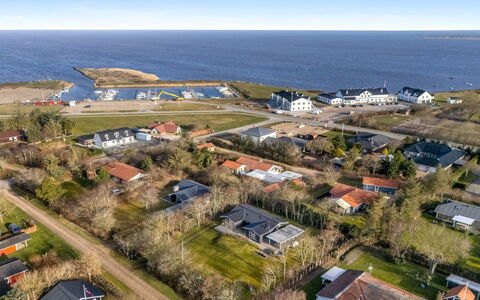 Ascan - 300M to the Fjord: Barrio Residencial, Paisaje, Vista Panorámica, Fotografía Aérea, Suburbio, Casa, Techo, Llanura, Costeras Y Los Accidentes Geográficos Oceánico, Costa