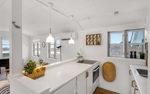 Ovine - 200M from the Sea: Cocina, Diseño De Interiores, Piso, Techo, Mostrador, Madera, Gabinetes, Lámpara, Mueble, Suelo
