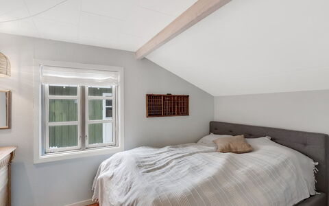 Ovine - 200M from the Sea: Habitación, Cama, Lecho, Diseño De Interiores, Madera, Mueble, Techo, Sábana, Linos, Suelo