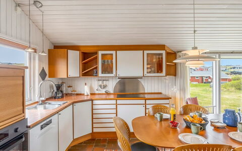 Alea - 150M from the Sea: Madera, Diseño De Interiores, Techo, Piso, Suelo, Cocina, Manchas De Madera, Mostrador, Madera Dura, Barniz