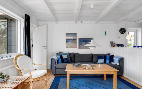 Tinka - 100M from the Sea: Piso, Madera, Mueble, Suelo, Diseño De Interiores, Sofá, Suelos De Madera, Sala, Techo, Habitación