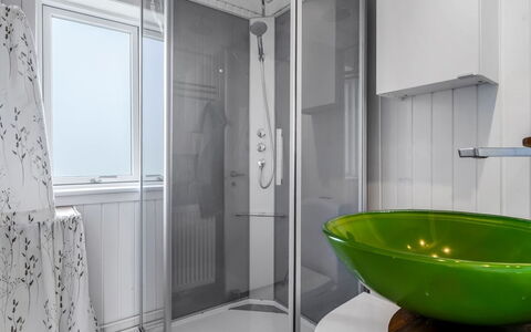 Tinka - 100M from the Sea: Diseño De Interiores, Pared, Arreglo De Tubería, Piso, Baño, Suelo, Lavabo, Lavabo Del Baño, Grifo, Plomería