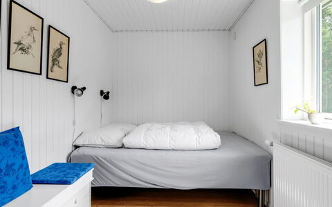 Tinka - 100M from the Sea: Piso, Madera, Suelo, Habitación, Diseño De Interiores, Cama, Sábana, Mueble, Lecho, Habitación