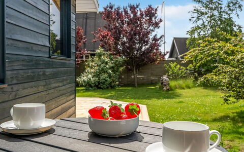 Tinka - 100M from the Sea: Mueble, Mueble Para Exteriores, Vía Muerta, Mesa Al Aire Libre, Cabaña, Jardín, Cocina Y Comedor Mesa, Utensilios Para Servir, Yarda, Silla
