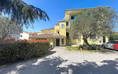 Rovinj 146: Barrio Residencial, Casa, Casa, Suburbio, Inmuebles, Entrada De Coches, Paisajismo, Hacienda, Mansión
