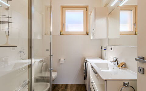 Casa Bel Lago: Piso, Baño, Suelo, Diseño De Interiores, Arreglo De Tubería, Pared, Lavabo Del Baño, Lavabo, Grifo, Techo