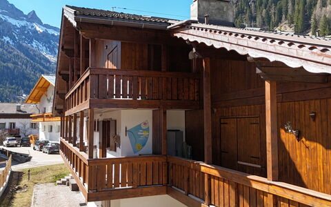 Casa Arnica: Piscina, Hotel, Balcón