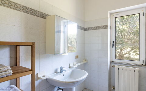Tarquinia Garden Home: Piso, Arreglo De Tubería, Suelo, Lavabo Del Baño, Baño, Diseño De Interiores, Lavabo, Grifo, Plomería, Loseta