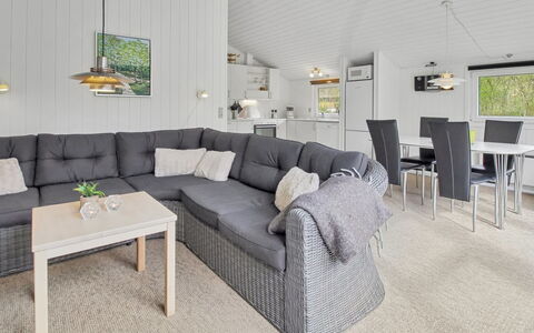 Brunhild - 29Km from the Sea: Madera, Piso, Sofá, Mueble, Suelo, Sala, Techo, Madera Dura, Suelos De Madera