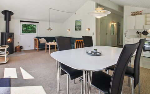Brunhild - 29Km from the Sea: Diseño De Interiores, Techo, Mueble, Piso, Suelo, Lámpara, Encendiendo, Habitación, Casa, Sala