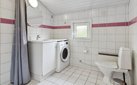 Brunhild - 29Km from the Sea: Piso, Lavadora, Arreglo De Tubería, Suelo, Diseño De Interiores, Techo, Secadora De Ropa, Cuarto De Lavado, Baño, Plomería