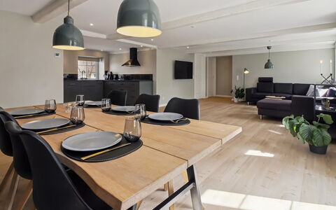 Farah - 25Km from the Sea: Mueble, Madera, Diseño De Interiores, Piso, Suelo, Silla, Habitación, Techo, Sala, Departamento