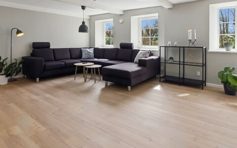 Farah - 25Km from the Sea: Mueble, Madera, Diseño De Interiores, Piso, Suelo, Silla, Habitación, Techo, Sala, Departamento