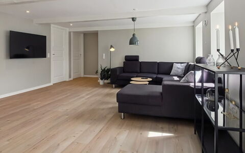 Farah - 25Km from the Sea: Mueble, Madera, Diseño De Interiores, Piso, Suelo, Silla, Habitación, Techo, Sala, Departamento