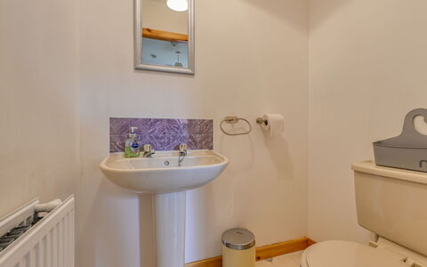 Highland Hillside Retreat: Piso, Suelo, Arreglo De Tubería, Diseño De Interiores, Lavabo Del Baño, Baño, Habitación, Lavabo, Techo, Plomería