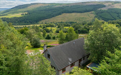 Highland Hillside Retreat: Vegetación, Paisaje Natural, Paisaje, Colina, Arbusto, Tierras Altas, Área Rural, Cabaña, Hill Station, Prado