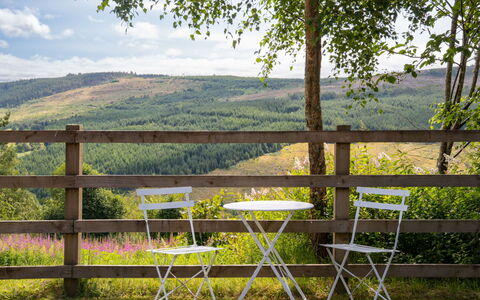 Highland Hillside Retreat: Mueble, Mueble Para Exteriores, Madera, Silla, Mesa, Mesa Al Aire Libre, Silla Plegable, Primavera, Jardín, Manchas De Madera