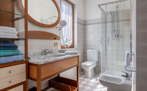 Civico108 Vacation Home, Pool, Castellina in Chian: Piso, Lavabo Del Baño, Diseño De Interiores, Baño, Arreglo De Tubería, Suelo, Lavabo, Grifo, Plomería, Espejo