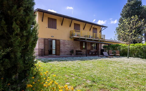 Civico108 Vacation Home, Pool, Castellina in Chian: El Terreno Del Lote, Cabaña, Inmuebles, Sombra, Césped, Casa De Campo, Jardín, Paisajismo, Yarda