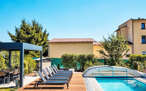 Bukanda: Piscina, Mueble Para Exteriores, Recurso, Sunlounger, Material Compuesto, Paraguas, Eco Hotel, Sombra, Ocio, Silla