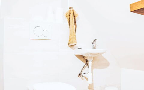 Bukanda: Piso, Suelo, Madera, Diseño De Interiores, Baño, Arreglo De Tubería, Baño, Asiento Del Baño, Plomería, Casa