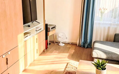 Bukanda: Mueble, Diseño De Interiores, Piso, Pared, Suelo, Madera, Habitación, Sala, Suelos De Madera, Encendiendo