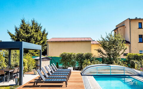 Bukanda: Piscina, Mueble Para Exteriores, Recurso, Sunlounger, Material Compuesto, Paraguas, Eco Hotel, Ocio, Sombra, Silla
