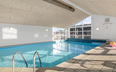 Arman - 900M from the Sea: Madera, Casa, Cabaña, Casa, Piscina, Porche, Puerta, Recurso, Sombra, Inmuebles