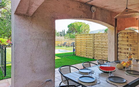 Villa Dolce Vita: Mueble, Mueble Para Exteriores, Mesa Al Aire Libre, Sombra, Cocina Y Comedor Mesa, Silla, Hacienda, Patio Interior, Ladrillo, Patio