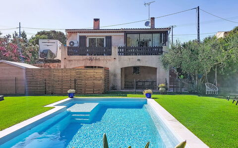 Villa Dolce Vita: Piscina, Azul, Barrio Residencial, Casa, Recurso, Casa, Material Compuesto, Inmuebles, Fuente De Agua, Jardín
