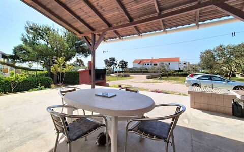 Sanja: Madera, Casa, Cabaña, Casa, Piscina, Porche, Puerta, Recurso, Sombra, Inmuebles