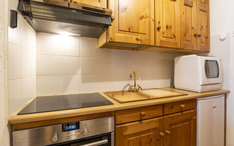 Cardinello Rosa: Cocina, Aparato De Cocina, Gabinetes, Mostrador, Electrodoméstico, Madera, Piso, Diseño De Interiores, Lavabo, Mueble