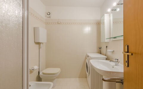 Lo Chalet del Bepy: Baño, Lavabo Del Baño, Arreglo De Tubería, Piso, Diseño De Interiores, Suelo, Lavabo, Baño, Grifo, Asiento Del Baño
