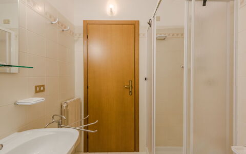 Lo Chalet del Bepy: Baño, Arreglo De Tubería, Piso, Pared, Suelo, Madera, Diseño De Interiores, Lavabo Del Baño, Techo, Grifo