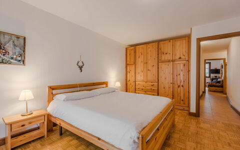 Lo Chalet del Bepy: Cama, Mueble, Diseño De Interiores, Habitación, Madera, Sábana, Piso, Techo, Habitación, Suelo