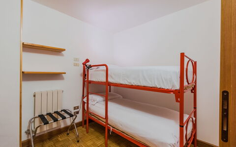 Lo Chalet del Bepy: Piso, Madera, Suelo, Diseño De Interiores, Techo, Marco De La Cama, Habitación, Cama, Manchas De Madera, Habitación