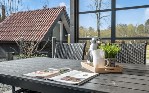 Garlef - 10Km from the Sea: Mueble, Madera, Diseño De Interiores, Piso, Suelo, Silla, Habitación, Techo, Sala, Departamento