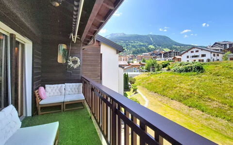 Balcon des Alpes 24: Porche, Casa, Balcón, Madera Dura, Eco Hotel, Cubierta, Villa, Manchas De Madera, Tablón, Cerca