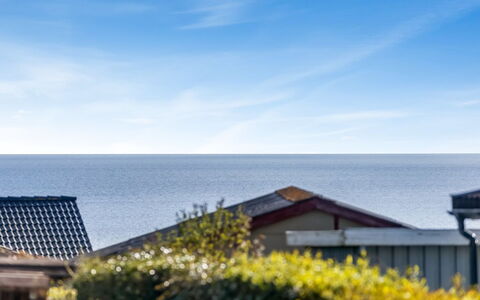 Uuno - 200M from the Sea: Mueble, Mueble Para Exteriores, Vajilla, Mesa, Drinkware, Silla, Mesa Al Aire Libre, Comida, Botella