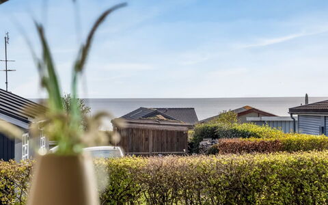 Uuno - 200M from the Sea: Mueble, Mueble Para Exteriores, Vajilla, Mesa, Drinkware, Silla, Mesa Al Aire Libre, Comida, Botella