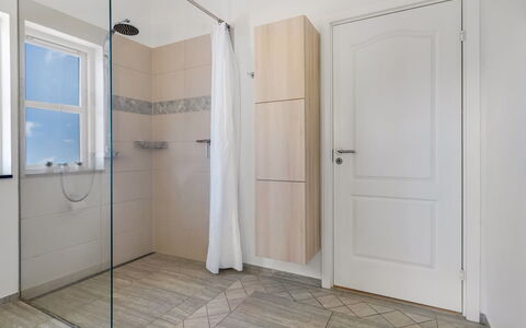 Vaska - 75M from the Sea: Piso, Suelo, Madera, Diseño De Interiores, Puerta, Arreglo De Tubería, Baño, Loseta, Suelos De Madera, Material Compuesto