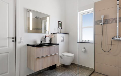 Vaska - 75M from the Sea: Diseño De Interiores, Arreglo De Tubería, Piso, Baño, Suelo, Lavabo, Mueble De Baño, Grifo, Baño, Lavabo Del Baño
