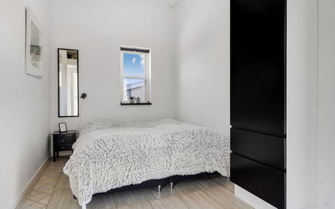 Vaska - 75M from the Sea: Piso, Suelo, Diseño De Interiores, Madera, Habitación, Techo, Cama, Mueble, Suelos De Madera, Encendiendo
