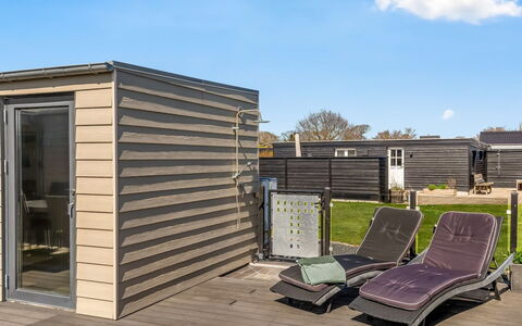 Vaska - 75M from the Sea: Madera, Material Compuesto, Cubierta, Puerta, Madera Dura, Vía Muerta, Tablón, Manchas De Madera, Cobertizo, Mueble Para Exteriores