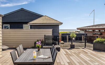 Vaska - 75M from the Sea